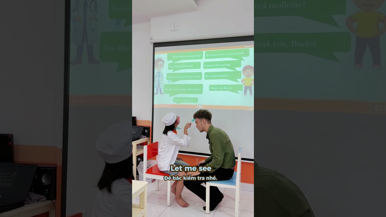 Bé hoá thân thành bác sĩ nhí thực hành Tiếng Anh theo ngữ cảnh